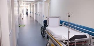 Un spital din România a cumpărat 600 de paturi noi, dar nu încap pe ușile saloanelor